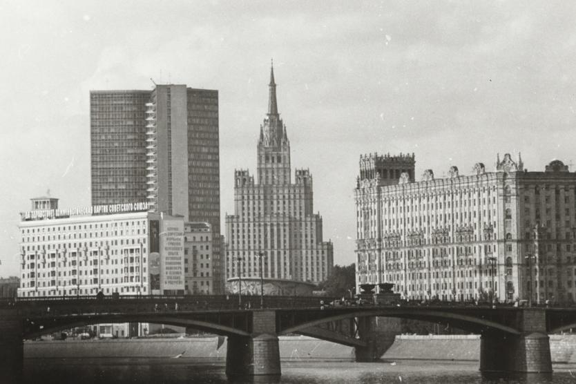 Вид на МИД и здание секретариата Совета экономической взаимопомощи на Новом Арбате («Дом-книжка»), 1970 год