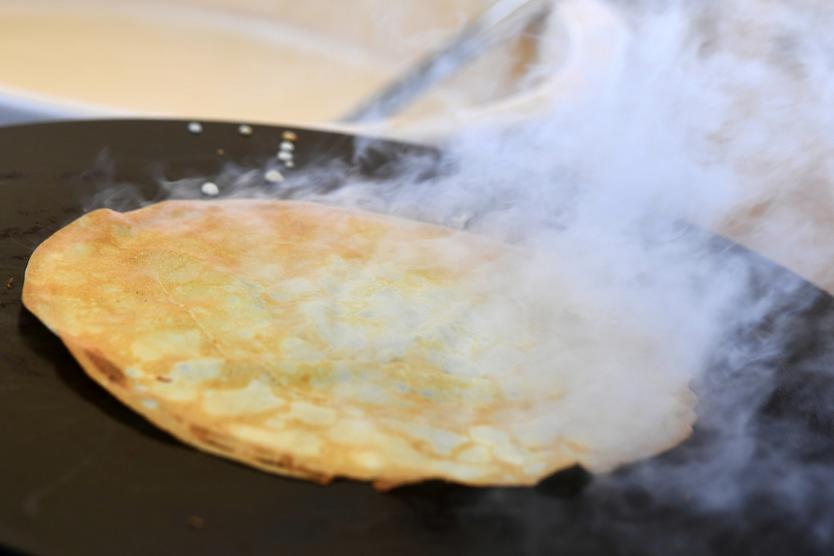 «Можно считать, что это русский народный фастфуд». Как испечь настоящие русские блины и не растолстеть от них