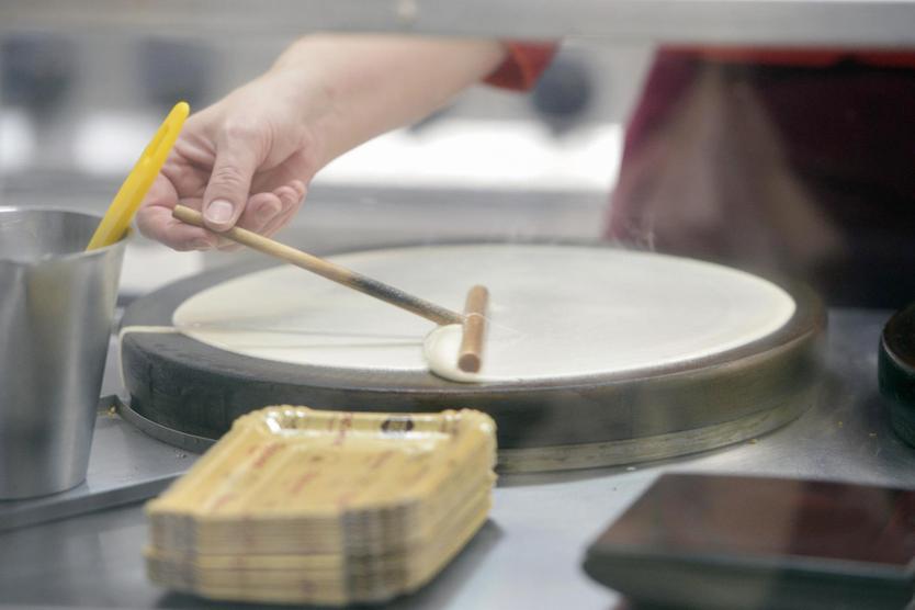 «Можно считать, что это русский народный фастфуд». Как испечь настоящие русские блины и не растолстеть от них