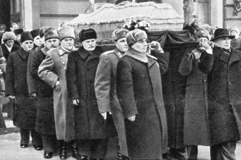 Руководители партии и правительства Лаврентий Берия (первый справа), Георгий Маленков (первый слева), Вячеслав Молотов (третий слева), Николай Булганин (четвертый слева) и Лазарь Каганович (пятый слева) несут гроб с телом Иосифа Сталина