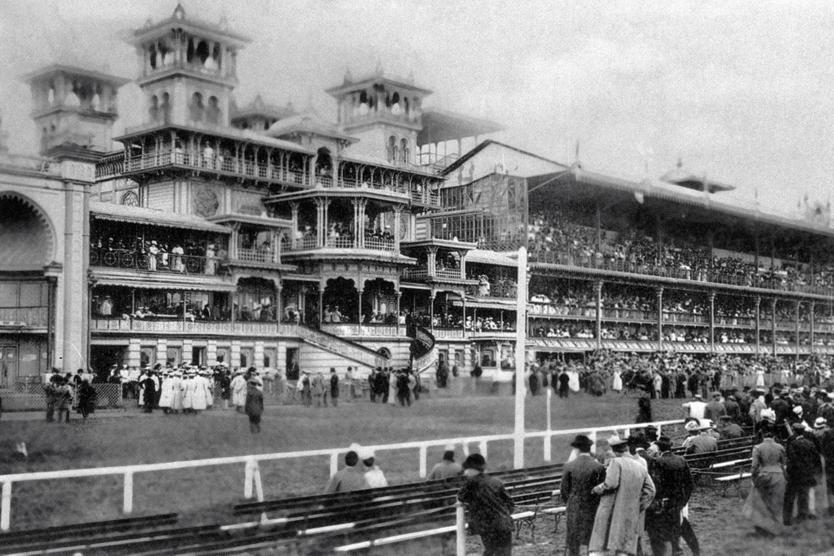 Москвичи наблюдают за соревнованиями на Московском ипподроме