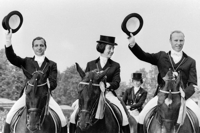 Чемпионы ХХ Олимпийских игр в командном первенстве по выездке, члены сборной СССР по конному спорту Иван Калита, Елена Петушкова и Иван Кизимов (слева направо). Мюнхен, 26 августа — 10 сентября 1972 года