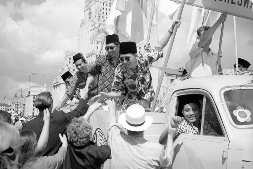 Участники VI Всемирного фестиваля молодежи и студентов — члены делегации Индонезии отвечают на приветствия москвичей.