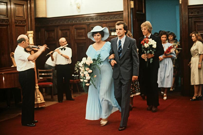 Молодожены и гости перед торжественной церемонией заключения брака в зале Грибоедовского ЗАГСа (Дворец бракосочетания №1) в Москве.