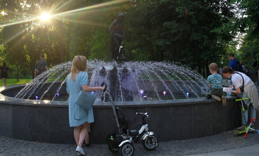 Фонтан «Девушка с кувшином» в Нескучном саду в Москве