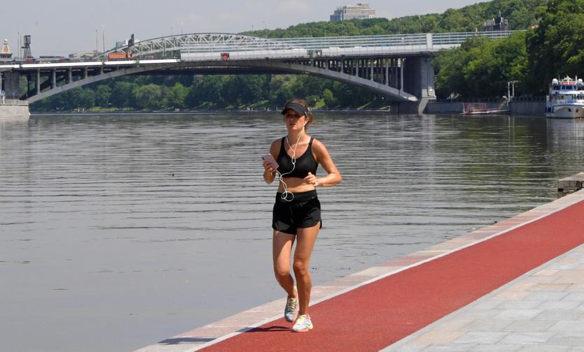 Девушка занимается бегом в парке на Воробьевых горах в Москве