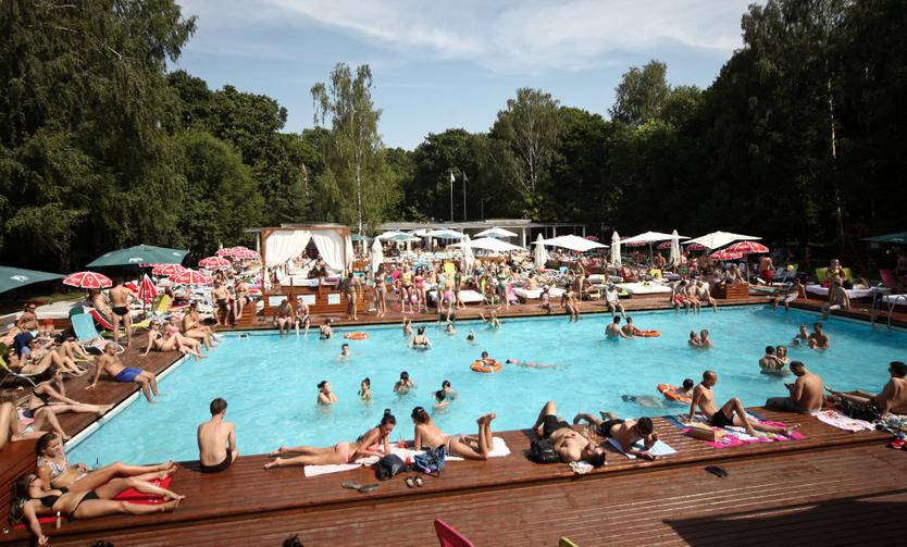 Отдых в пляжной зоне в парке Сокольники