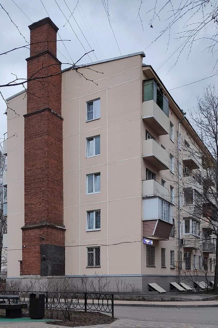 В центре Москвы обнаружили пятиэтажку с трубой