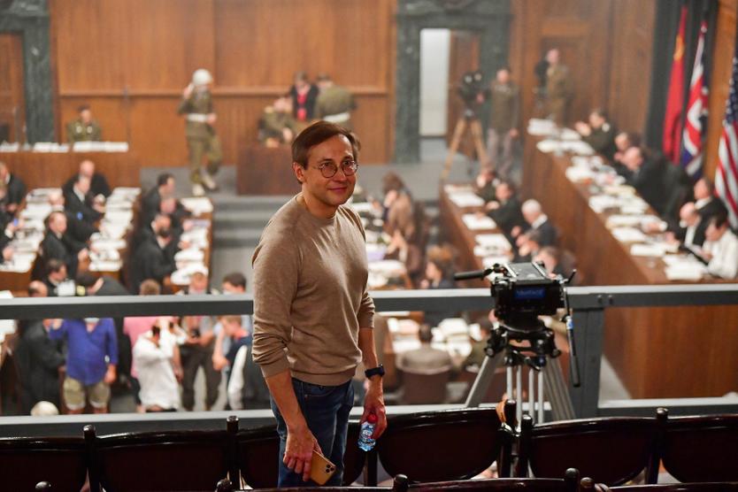 Режиссер Николай Лебедев на съемках одной из сцен художественного фильма «Нюрнберг» в павильоне киностудии «Мосфильм»