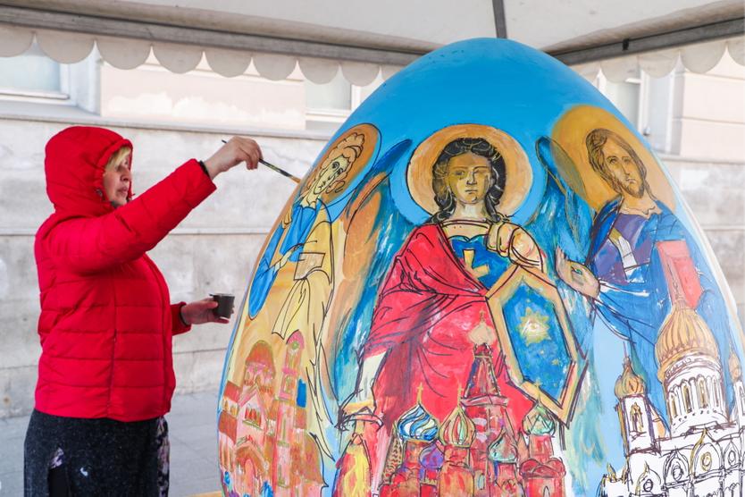 Роспись пасхального яйца на благотворительном фестивале "Пасхальный дар" в центре города.