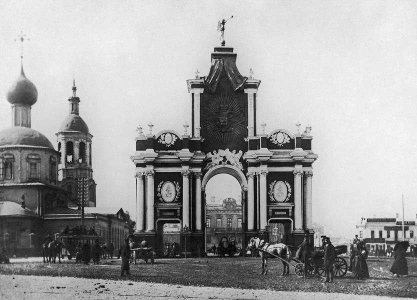 Начало 1890-х гг. Российская империя. Москва. Красные ворота (ХVIII в.) и церковь Трех Святителей на Садовом кольце.