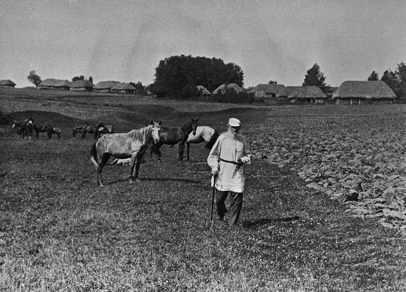 Русский писатель Лев Николаевич Толстой на прогулке. Ясная Поляна, 1908 год. Репродукция фотографии из фондов музея Л.Н. Толстого в Москве.