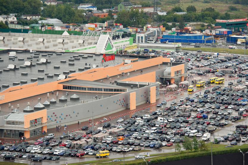 Парковка у гипермаркета строительных и отделочных материалов «Леруа Мерлен» на 91 километре Московской кольцевой автомобильной дороги