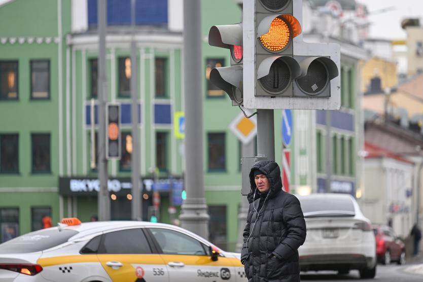 Пешеход и автомобильное движение на Добрынинской площади