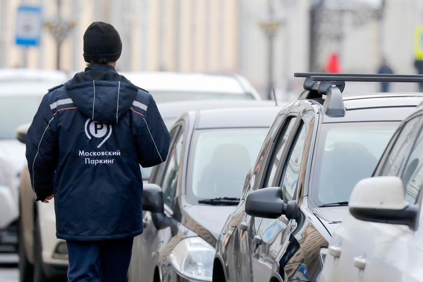 Сотрудник компании «Московский паркинг» проверяет оплату парковки на Большой Никитской улице