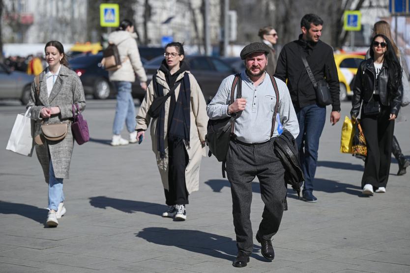 Прохожие на улице в Москве