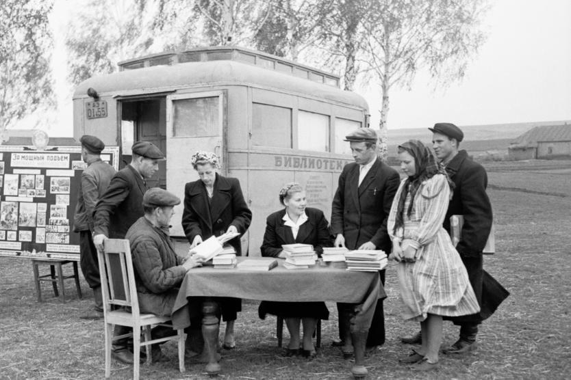 СССР. 1954 г. Колхозники у передвижной библиотеки. Точная дата и место съемки не установлены.