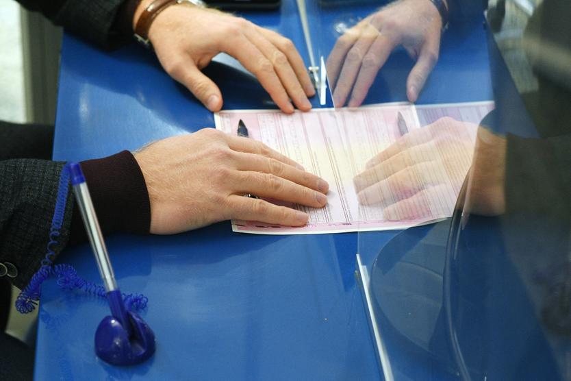 Автовладелец оформляет страховой полис ОСАГО