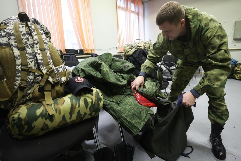 Россия. Москва. Мужчина, призванный в Вооруженные силы РФ в рамках частичной мобилизации, во время выдачи военной формы в мобилизационном пункте военного комиссариата Бутырского района