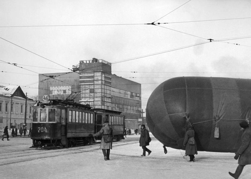 Москва. Октябрь 1941 г. Бойцы противовоздушной обороны с аэростатом на площади Застава Ильича в дни обороны Москвы во время Великой Отечественной войны