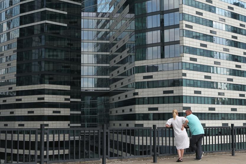 Посетители смотровой площадки возле одного из зданий многофункционального комплекса IQ-квартал.