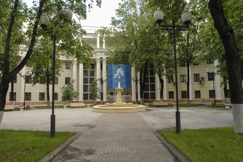 Вид на здание киностудии имени Горького на улице Эйзенштейна