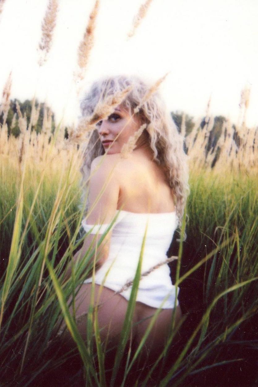 Кристина Асмус оголила на камеру ягодицы в поле