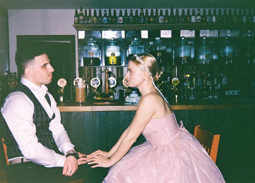 «Там сидят отбросы общества? Это стереотип». Как Tinder заставил пожениться людей, не веривших в знакомства в Сети