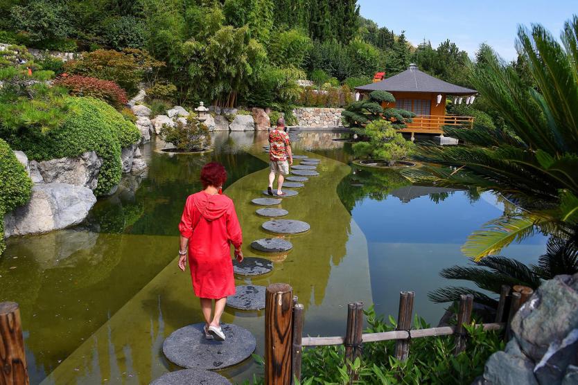 Виды Крыма. ФГБУ «Санаторий «Айвазовское»» Управления делами президента России. Территория санатория. Отдыхающие в ландшафтном парке.