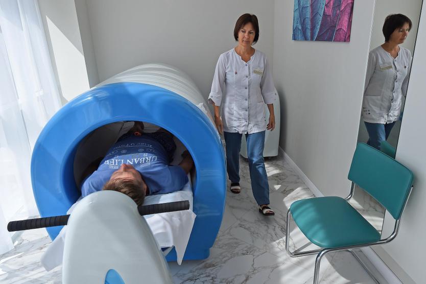 ФГБУ Санаторий «Айвазовское» Управления делами президента России. Отдыхающие во время лечения на специальном оборудовании санатория.