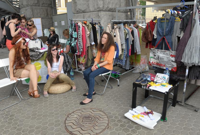 Девушки продают одежду на блошином рынке «Ламбада-маркет» на Берсеневской набережной