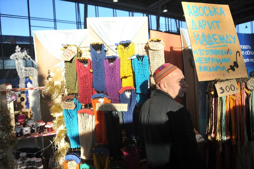 Авоськи, выполненные незрячими людьми, на благотворительной ярмарке «Душевный Bazar» в парке «Сокольники»