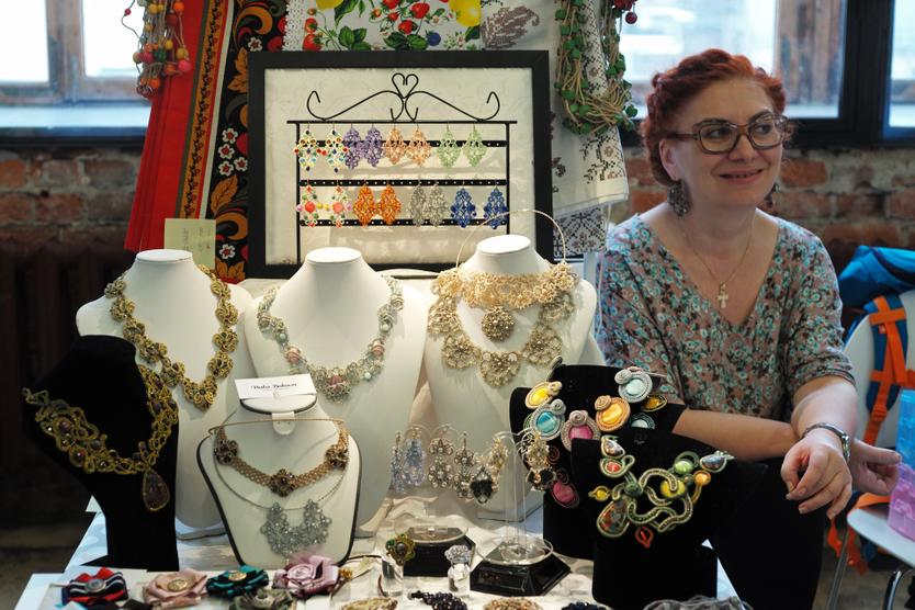 Ювелирные украшения на ярмарке подарков в Москве