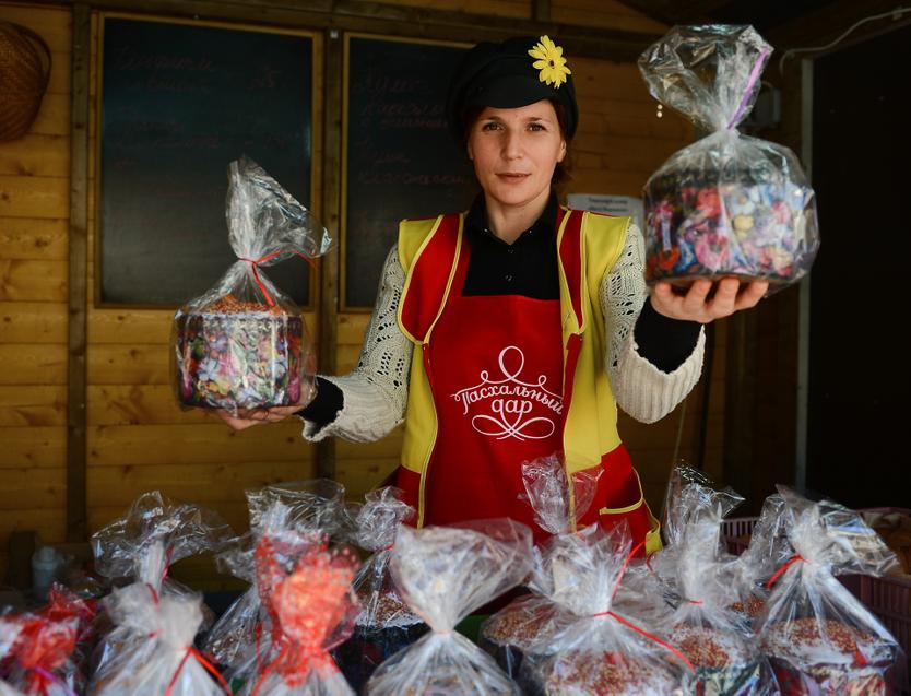 Продавец куличей в палатке на Тверском бульваре в дни фестиваля «Пасхальный дар»