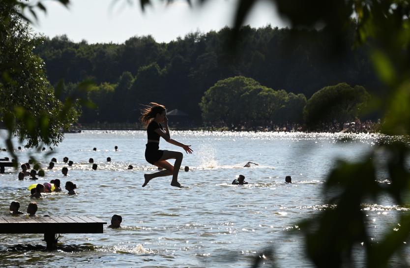 Девочка прыгает в пруд парка «Мещерский» в Москве