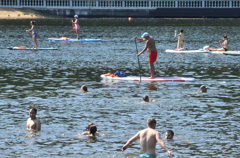Горожане отдыхают в Серебряном бору в Москве.