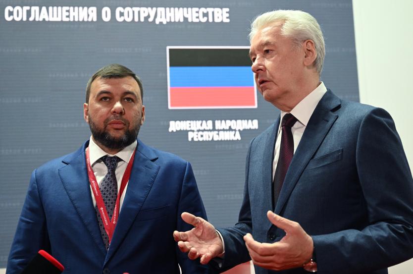 Мэр Москвы Сергей Собянин и врио главы Донецкой народной республики (ДНР) Денис Пушилин (слева) на церемонии подписания соглашения о сотрудничестве в рамках XXV Петербургского международного экономического форума в конгрессно-выставочном центре «Экспофорум»