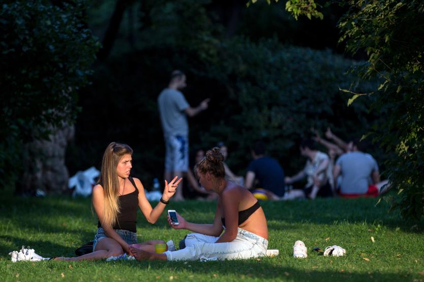 Горожане отдыхают в парке Горького