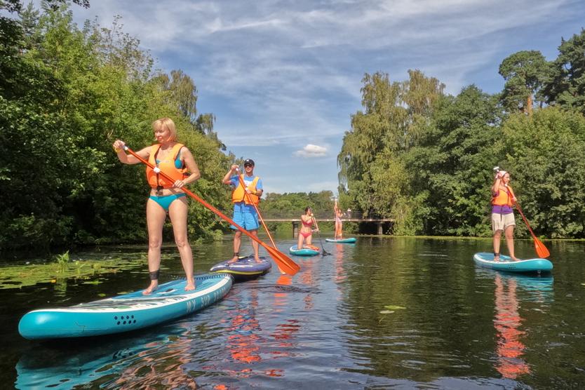 Люди во время прогулки на SUP-досках в Серебряном Бору
