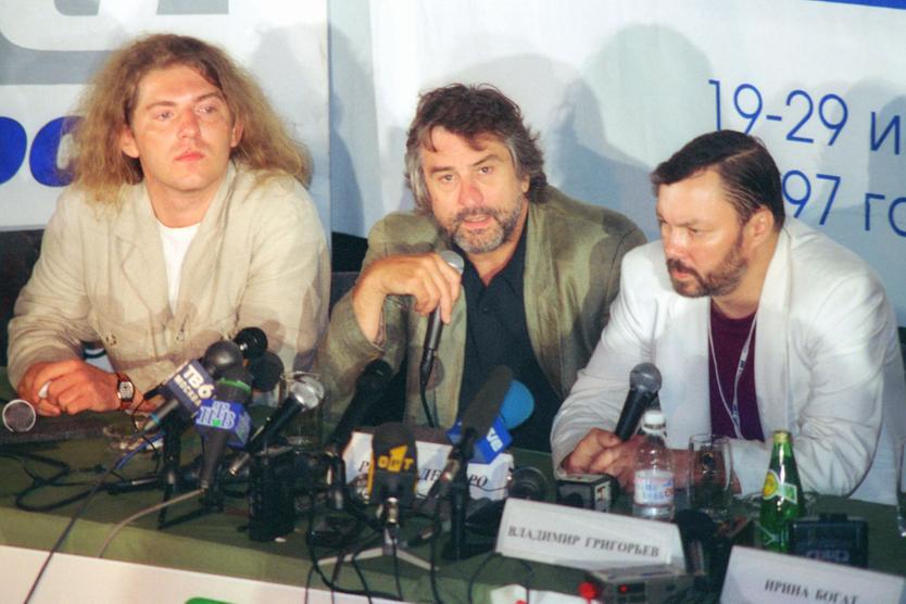 Москва. В рамках ХХ Международного кинофестиваля состоялась пресс-конференция актера — голливудской звезды Роберта Де Ниро (в центре)