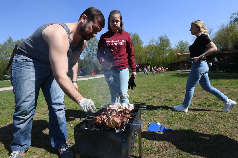 Шашлыки в Измайловском парке в Москве