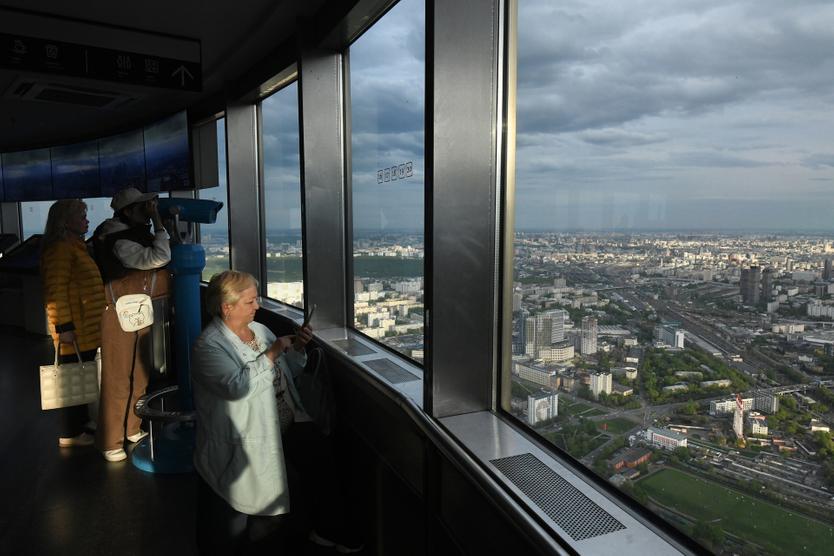 Посетители на смотровой площадке Останкинской телебашни в Москве