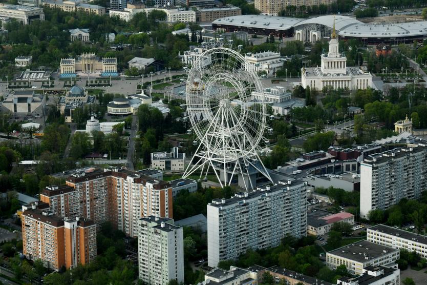 Вид со смотровой площадки Останкинской телебашни на колесо обозрения «Солнце Москвы» и территорию ВДНХ.