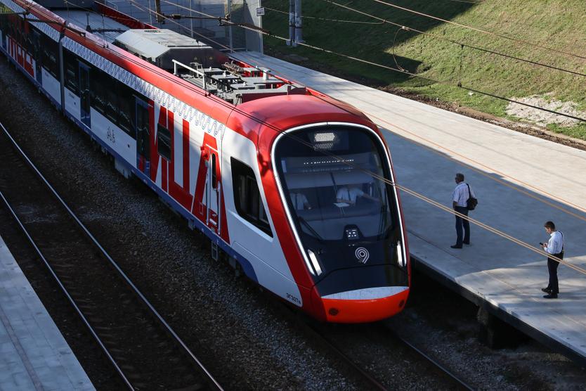 Поезд на железнодорожной станции «Авиамоторная» третьего Московского центрального диаметра (МЦД-3 «Ленинградско-Казанский»).