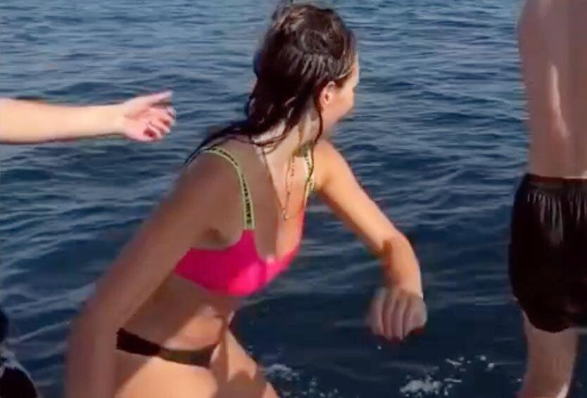 Известная фигуристка показала фигуру в купальнике