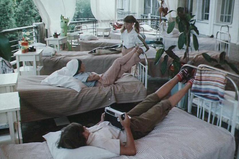 «В гости в Москве так просто не ходят». Известный режиссер об отличии москвичей и питерцев и судьбе Петрова с Васечкиным