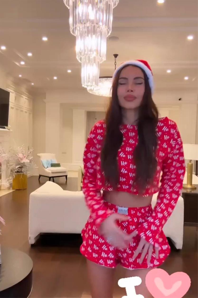 Новогодний танец Самойловой в мини-шортах попал на видео