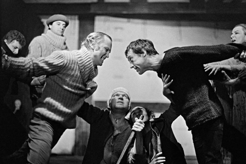 Сцена из спектакля «Гамлет» в постановке Театра на Таганке. Владимир Высоцкий в роли Гамлета (справа), Александр Пороховщиков в роли Клавдия (слева)