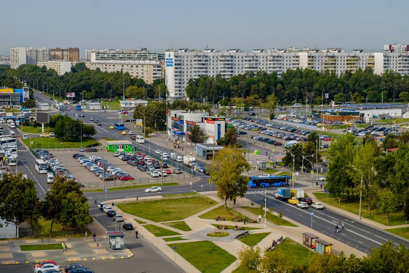 Москва, район Орехово-Борисово Северное, площадь у станции метро «Домодедовская»
