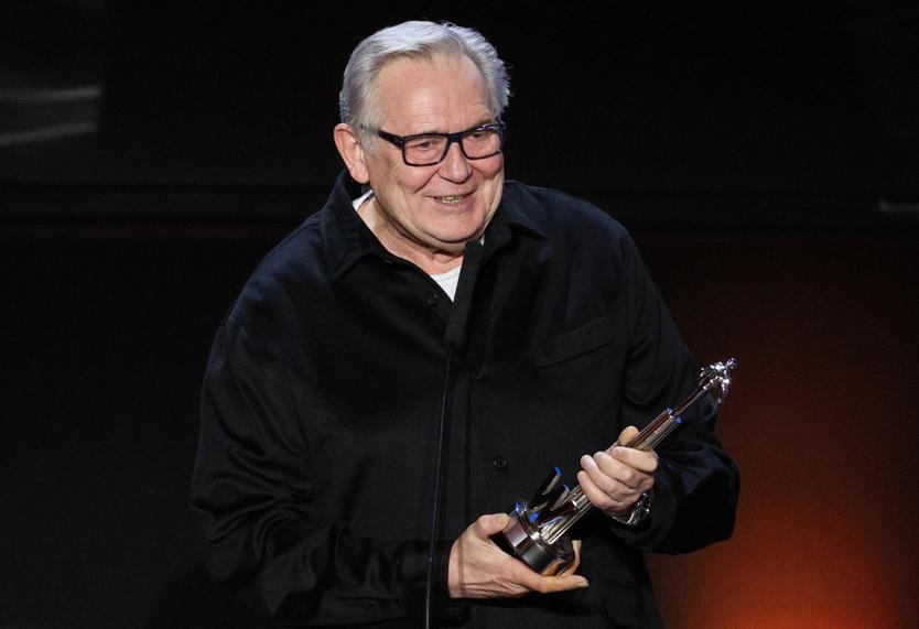 Актер Юрий Стоянов, получивший премию в номинации «Лучший актер интернет-сериала» за роль в сериале «Вампиры средней полосы», на церемонии вручения IV Национальной премии в области веб-индустрии на площадке Цифрового делового пространства (ЦДП)